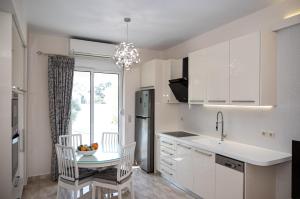 A kitchen or kitchenette at Saint Francis Apartment