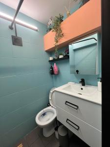 bagno con servizi igienici, lavandino e specchio di Happy Colors House Xanthi a Xánthi