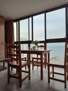 Kép Apto con piscina y vistas al mar szállásáról Benidormban a galériában