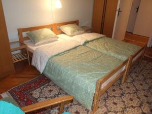 - 2 lits jumeaux dans une chambre avec un tapis dans l'établissement Georgina, à Rospi Ćuprija