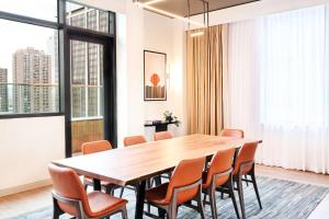 丹佛Hyatt Centric Downtown Denver的一间会议室,配有木桌和椅子 更多37张照片