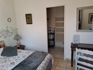 Postel nebo postele na pokoji v ubytování Chambre d'Elisabeth à la Ferme