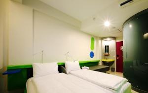 TV a/nebo společenská místnost v ubytování POP! Hotel Airport Jakarta