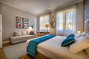 sypialnia z dużym łóżkiem i kanapą w obiekcie Hs4U Ricasoli Luxury apartment near Duomo N.2 we Florencji