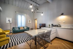 a kitchen and living room with a table and chairs at Hs4U Ricasoli Luxury apartment near Duomo N.2 in Florence