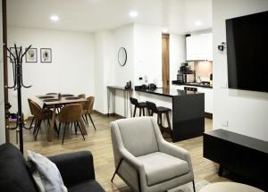 a living room and kitchen with a table and chairs at Flats Friends Condesa-Pelotari in Mexico City