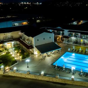 Luftaufnahme eines Schwimmbads bei Nacht in der Unterkunft Perkes Hotel Complex in Laganas + 23 Fotos