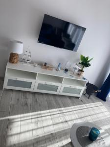 Μια τηλεόραση ή/και κέντρο ψυχαγωγίας στο Apartament 2B-4 Żarnowska