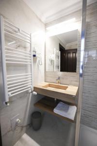 ein Bad mit einem Waschbecken und einem Spiegel in der Unterkunft Pensiunea Nora in Timişoara