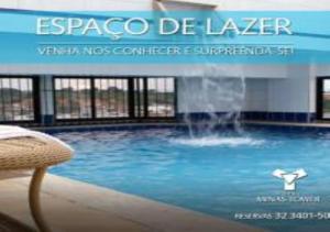 een zwembad met een fontein in een gebouw bij Hotel Minas Tower in Leopoldina