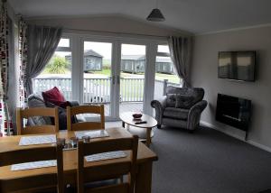 a living room with a table and chairs at King Richards Country Lodges in Earl Shilton