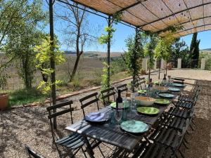 uma mesa preta com cadeiras e pratos de comida em The Villa em Monteroni dʼArbia