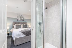 a bedroom with a king sized bed and a shower at Liquorice Lodging in Lincoln