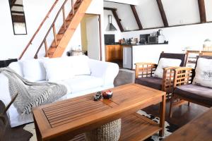 a living room with a white couch and a table at Bonnie View Game Lodge in Hilton