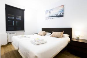 sypialnia z 2 łóżkami z białą pościelą w obiekcie Bakea by Smiling Rentals w mieście Hondarribia