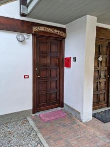a entrance to a building with a wooden door at Casetta Loretta in San Pietro