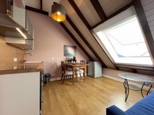 een keuken en eetkamer met een groot raam bij Bed & Brockhof Meerbusch in Meerbusch