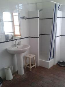 een witte badkamer met een wastafel en een douche bij Gîte en pleine nature calme & tranquillité assurée 