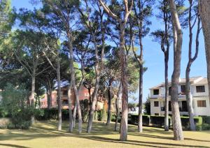 a row of trees in front of a building at Apartamento Country Club 605 in Pals