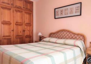 a bedroom with a bed and a picture on the wall at Apartamento Country Club 605 in Pals