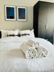 sterta ręczników na łóżku w obiekcie Spectacular Studio Apartment near to Old Trafford stadium w Manchesterze