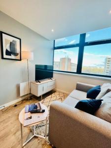 TV a/nebo společenská místnost v ubytování Spectacular Studio Apartment near to Old Trafford stadium