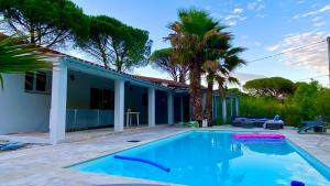 uma piscina em frente a uma casa em studio indépendant dans villa avec piscine jacuzzi em Vidauban