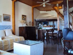 a living room with a couch and a table at Studio Fetsi in Kiónion