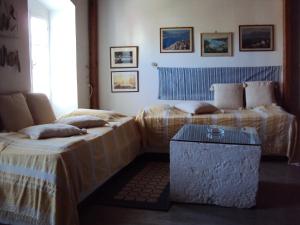 Cette chambre comprend 2 lits et une table. dans l'établissement Studio Fetsi, à Kiónion