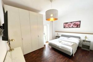 1 dormitorio con 1 cama y TV. en Bresbot B&B, en Bressana Bottarone