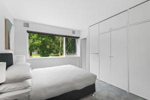 Cama ou camas em um quarto em Chic 1-Bed Apartment Across from Royal Park DUPLICATE