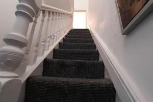 een trap met een trap in een gebouw bij Spacious 4 Bedroom, Free Netflix, Central Location in Cardiff