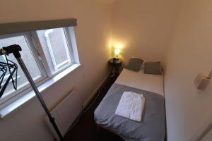 a room with a bed with a light and a camera at Spacious 4 Bedroom, Free Netflix, Central Location in Cardiff