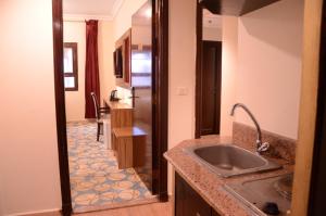 uma cozinha com um lavatório e uma bancada em Artal International Hotel em Medina