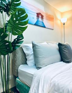 Un dormitorio con una cama con una planta al lado en Lovely 1bedroom in Parksuites, en Manila