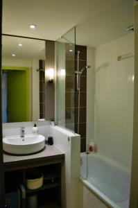 Koupelna v ubytování Appt F2 de plain-pied avec terrasse - 2 étoiles