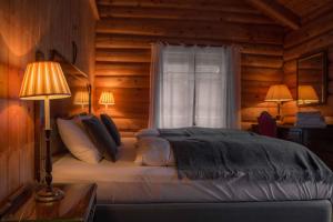 a bedroom with a bed with a window and two lamps at Phillipshaugen Lodge in Øksendalsøra +28 photos