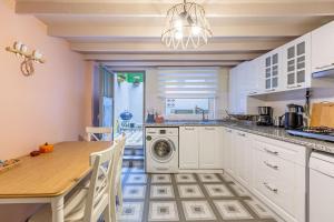 cocina con mesa y lavadora en Gorgeous House with Refreshing Garden in Besiktas, en Estambul