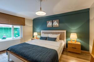 Un dormitorio con una cama grande y una pared verde en Gorgeous House with Refreshing Garden in Besiktas, en Estambul