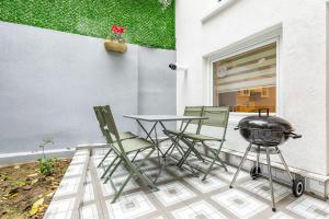 un patio con mesa, sillas y parrilla en Gorgeous House with Refreshing Garden in Besiktas, en Estambul