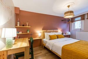 1 dormitorio con 1 cama y escritorio con lámpara en Gorgeous House with Refreshing Garden in Besiktas, en Estambul