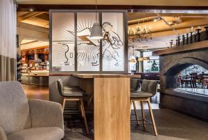 un bar en un restaurante con sillas y chimenea en Original Sokos Hotel Lakeus Seinäjoki, en Seinäjoki
