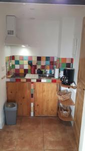 Kuchyňa alebo kuchynka v ubytovaní location Seillans var studio lavande 1e etage