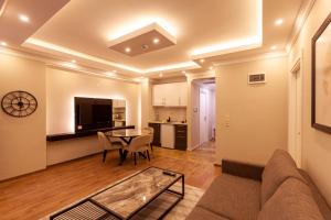 ein Wohnzimmer mit einem Sofa und einem Tisch in der Unterkunft Lilium Luxury Suites in Istanbul