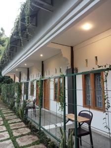 - un balcon d'une maison avec une table et des chaises dans l'établissement Guest House d Valeri, à Labuan Bajo