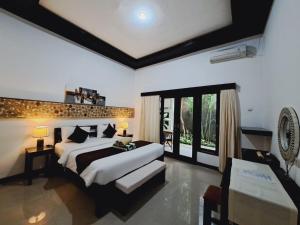 a bedroom with a king sized bed and a window at Penida Dream Homestay and hostel in Nusa Penida