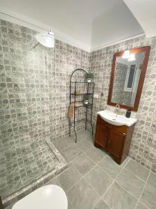 un bagno con lavandino, water e specchio di Check Point - Acropolis View ad Atene Altre 37 foto