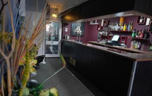 un bar en un restaurante con barra en The Rollason Hotel en Birmingham