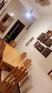 uma sala de jantar com uma mesa e cadeiras num quarto em Welcome Hom in the heart of RABAT em Rabat