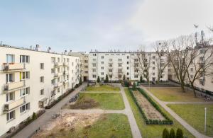 widok na dziedziniec budynku apartamentowego w obiekcie Plac Wilsona Euphony Apartment w Warszawie